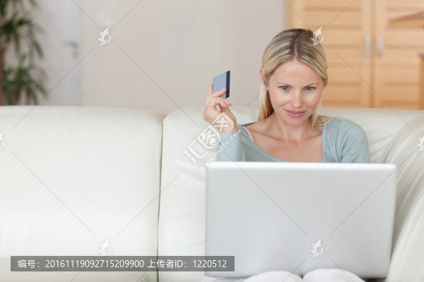 女子在沙發(fā)上預(yù)訂節(jié)假日上網(wǎng)