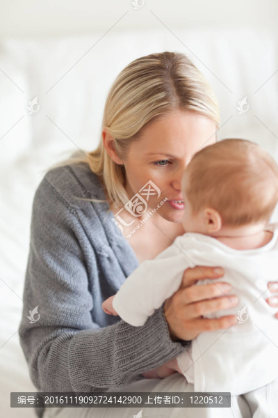 慈母抱著孩子在膝上