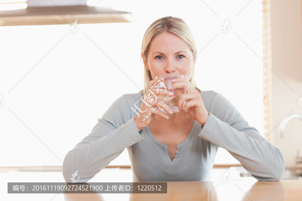 喝一口水的女人