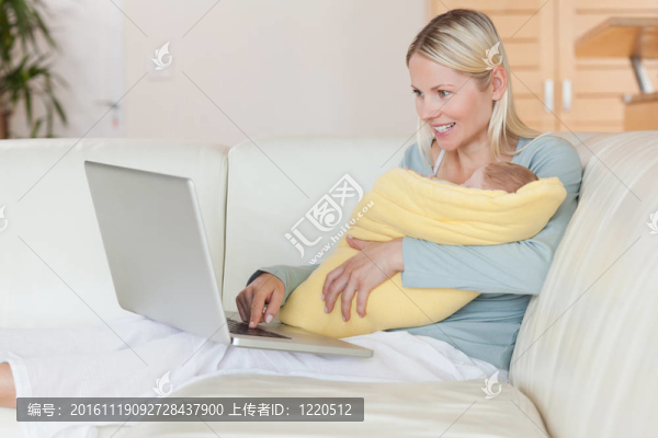 媽媽在沙發(fā)上抱著她的孩子