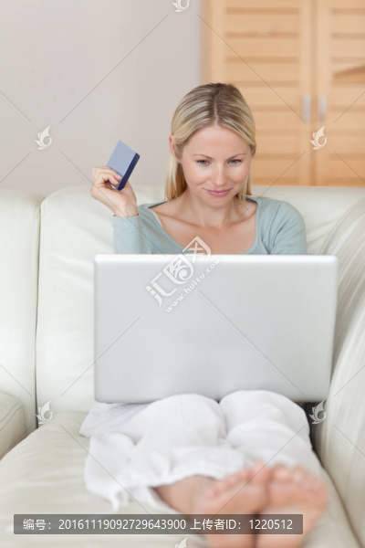 女人在沙發(fā)上在線(xiàn)預(yù)訂航班
