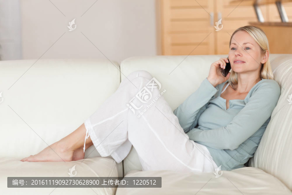女人坐在沙發(fā)上聽來電