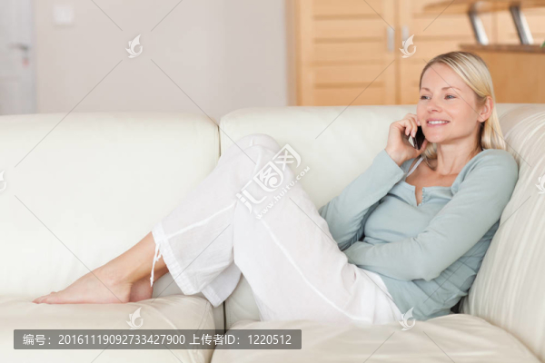 在沙發(fā)上打電話(huà)的女人