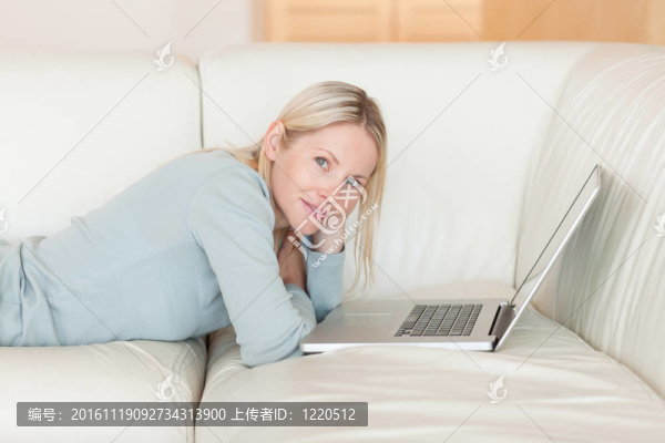 沙發(fā)上躺在沙發(fā)上的女人的側面