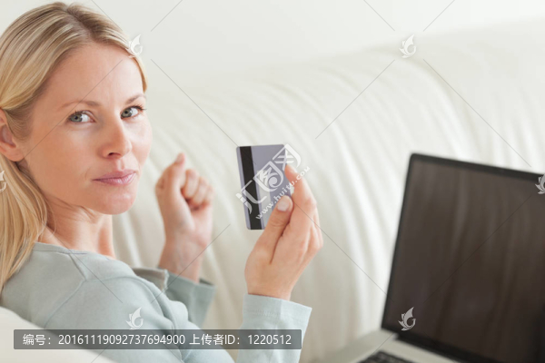 女人購(gòu)物的背影