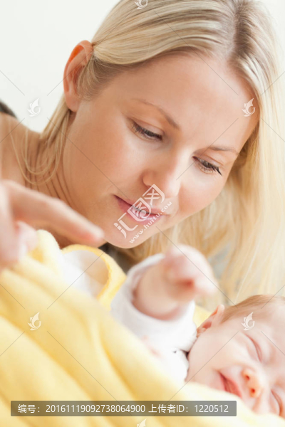 關(guān)閉母親放松旁邊她的熟睡的嬰兒