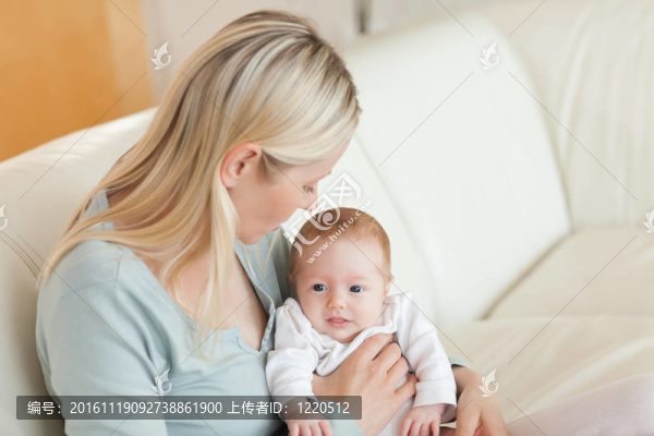 媽媽在沙發(fā)上抱著她的新生
