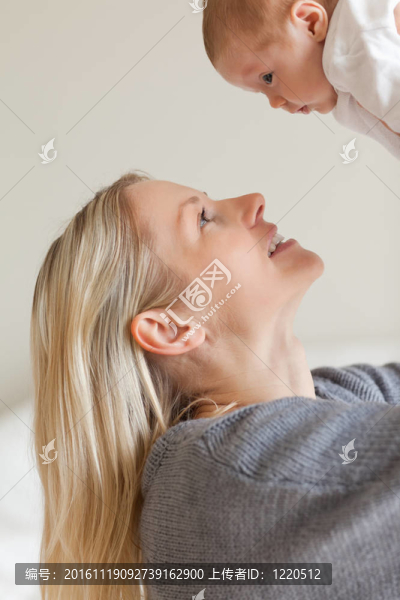 母親抱著嬰兒