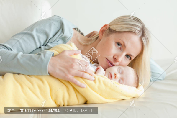 媽媽在她的寶寶旁邊放松