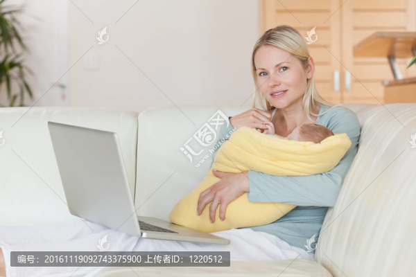 媽媽在沙發(fā)上抱著她的孩子