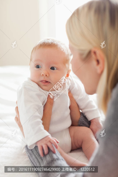 母親抱著她的新生兒
