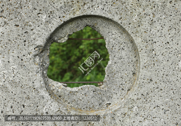 水泥籬笆上的洞