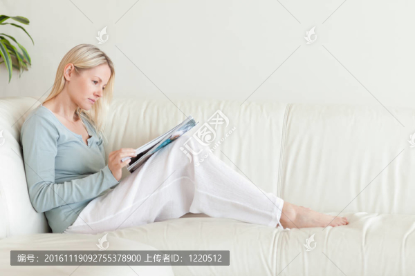 側(cè)面看女人沙發(fā)上的目錄