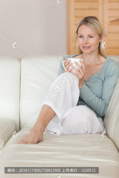 女人在沙發(fā)上喝杯咖啡放松