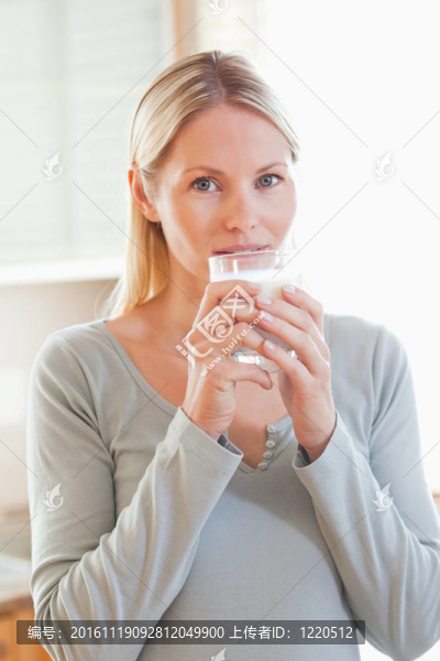 女人喝一些水
