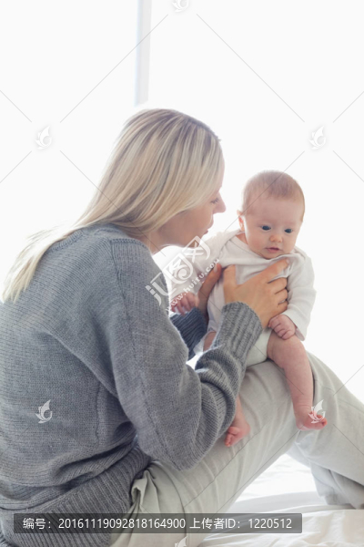 媽媽和她的孩子坐在她的膝蓋上