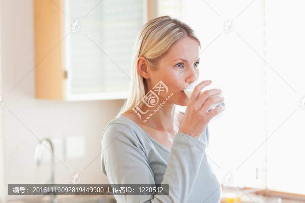 女人在廚房喝點水