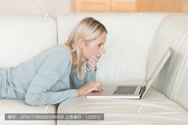 沙發(fā)側(cè)面的女人躺在沙發(fā)上