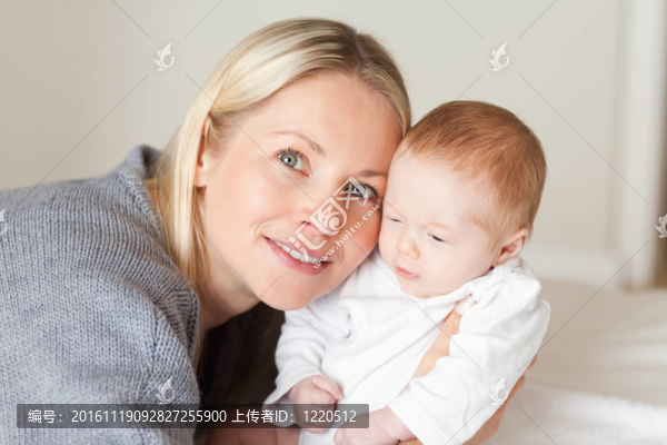 母親抱著她的新生兒關(guān)閉-匯圖網(wǎng) www.fosd68.com 母親抱著她的新生兒關(guān)閉