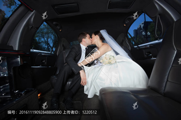 新婚夫婦接吻
