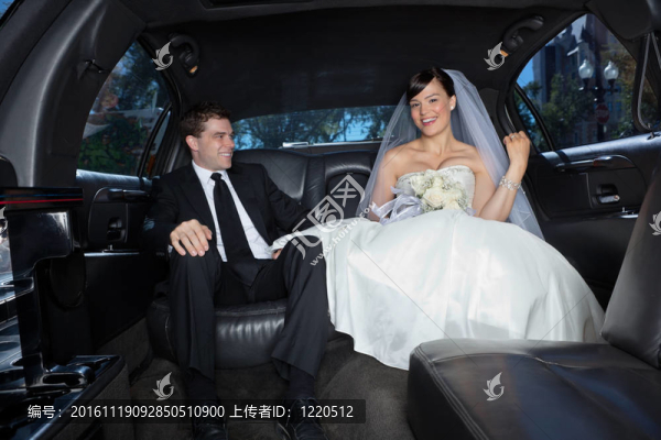 豪華轎車的情侶