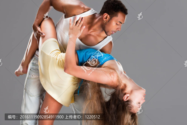 年輕夫婦加勒比薩爾薩舞