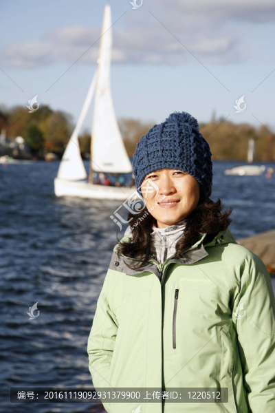 Thames附近的亞洲婦女