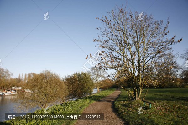 沿著河邊的公共步行道