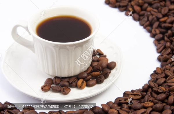 一杯咖啡和烤咖啡豆