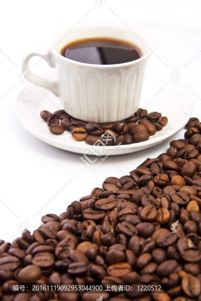 一杯咖啡和烤咖啡豆