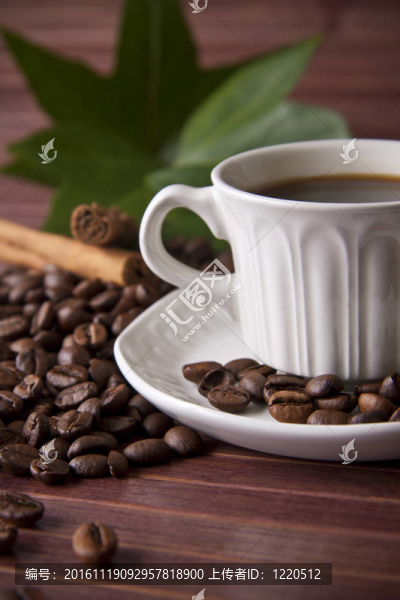 一杯咖啡和烤咖啡豆