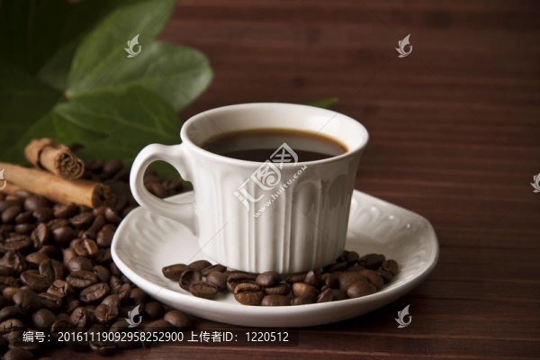 一杯咖啡和烤咖啡豆