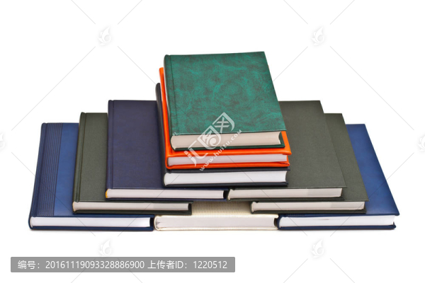 書籍金字塔；白色背景孤立
