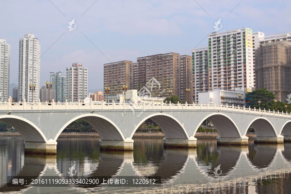 在亞洲，香港市區(qū)拱橋；