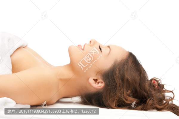 美麗的女人在水療中心