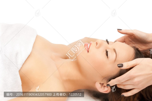 美麗的女人在按摩沙龍