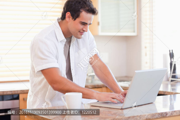 在廚房里工作的人