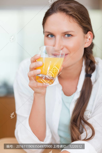 美女喝果汁的肖像