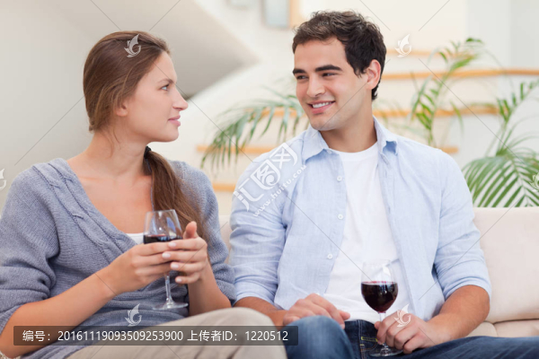 一對夫婦有一杯紅葡萄酒