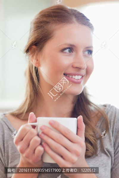 微笑的女人閉上一杯茶