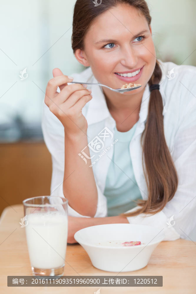 一個(gè)早餐的女人的肖像-匯圖網(wǎng) www.fosd68.com 一個(gè)早餐的女人的肖像