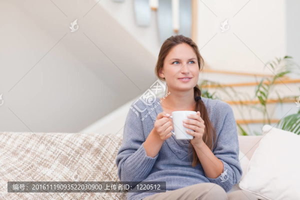 拿著一杯咖啡的女人