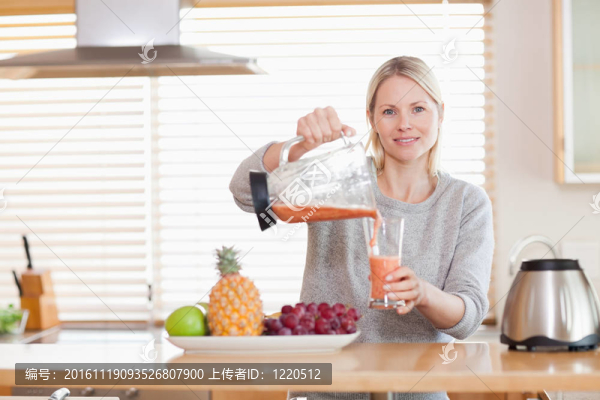 女人將冰沙放入玻璃