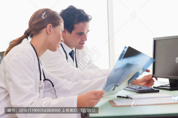 醫(yī)療小組分析X射線-匯圖網(wǎng) www.fosd68.com 醫(yī)療小組分析X射線