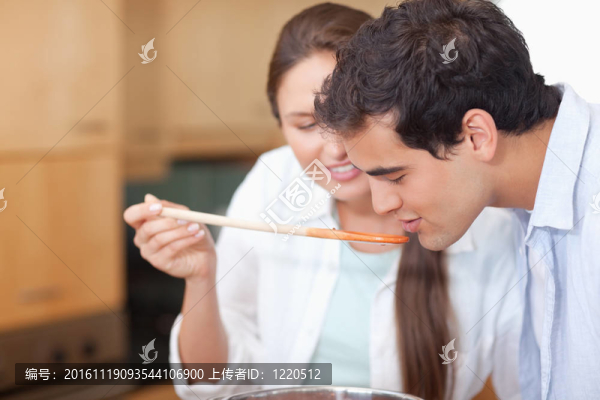 一個男人在嘗試妻子的調(diào)味汁