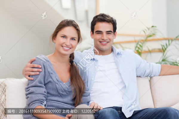 夫婦擺在他們的客廳