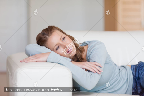 女人在沙發(fā)上做白日夢