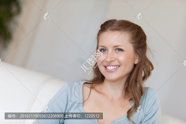 微笑的女人在她的客廳里