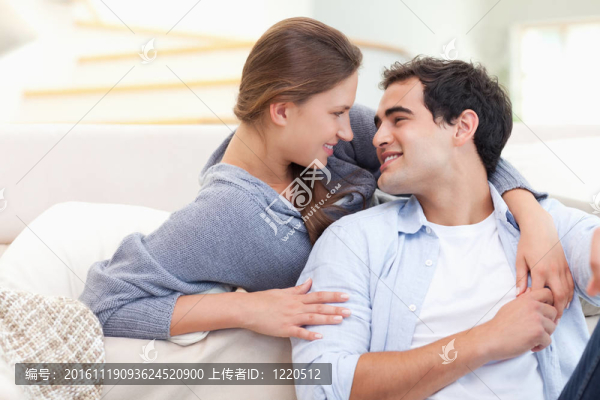 熱戀中的情侶擁抱對(duì)方