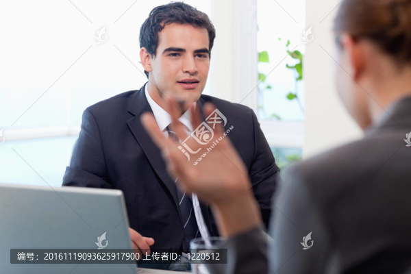 帥哥經(jīng)理面試女應(yīng)聘者